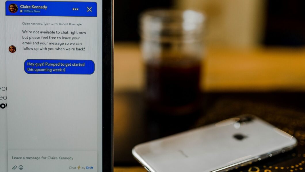 ekran monitora, na który widać czat);